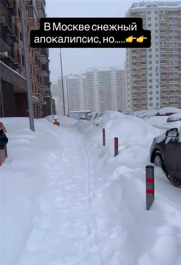莫斯科遭遇近200年来最强降雪：街道车辆全被埋在雪里