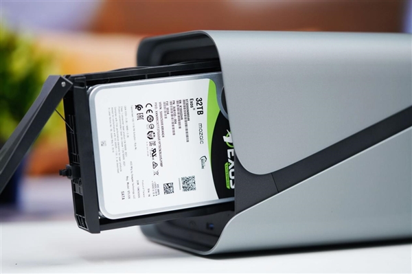 终于告别SMR叠瓦盘!希捷银河Exos 32TB硬盘图赏