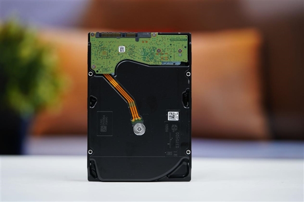 终于告别SMR叠瓦盘!希捷银河Exos 32TB硬盘图赏