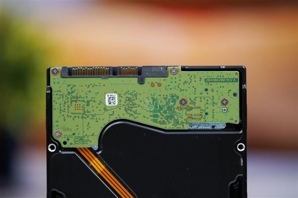 终于告别SMR叠瓦盘!希捷银河Exos 32TB硬盘图赏