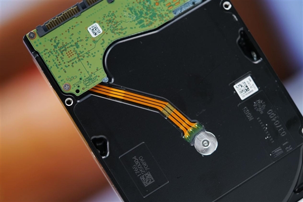 终于告别SMR叠瓦盘!希捷银河Exos 32TB硬盘图赏