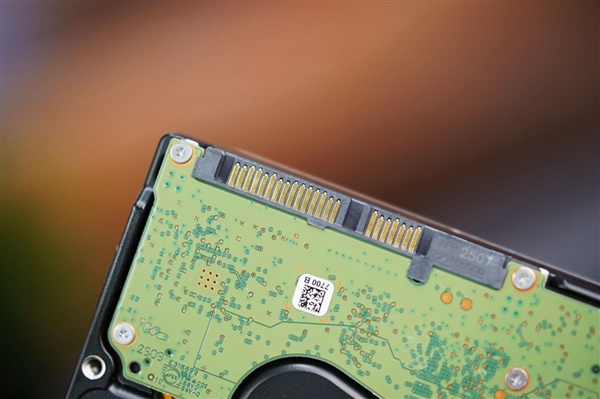 终于告别SMR叠瓦盘!希捷银河Exos 32TB硬盘图赏