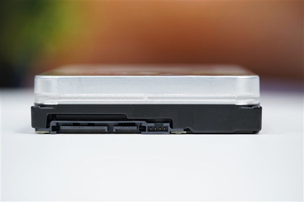 终于告别SMR叠瓦盘!希捷银河Exos 32TB硬盘图赏