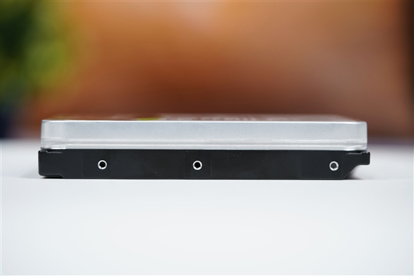 终于告别SMR叠瓦盘!希捷银河Exos 32TB硬盘图赏