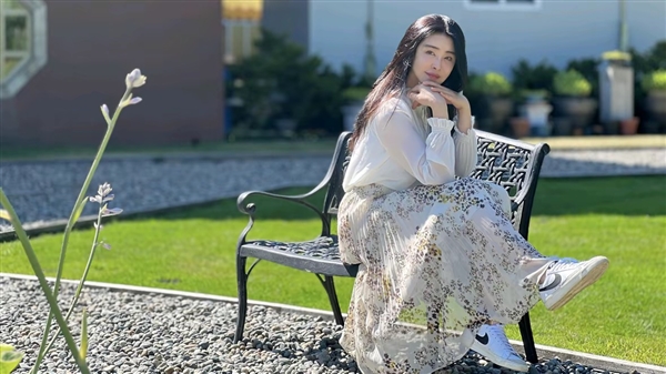 王祖贤59岁生日入驻小红书 晒生活照并发文 此前几天入驻抖音西纷超140万