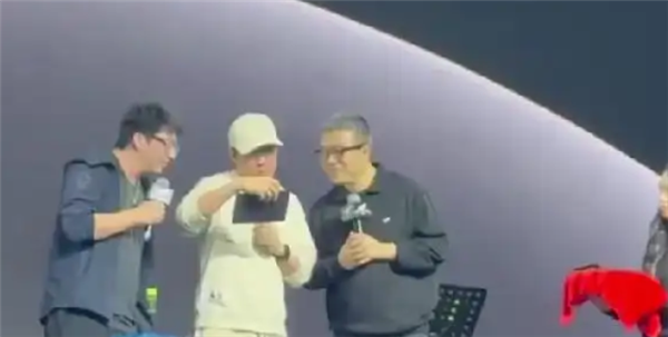 王自如现身公司年会发奖 全员现金多发1.5倍 现场金句频出