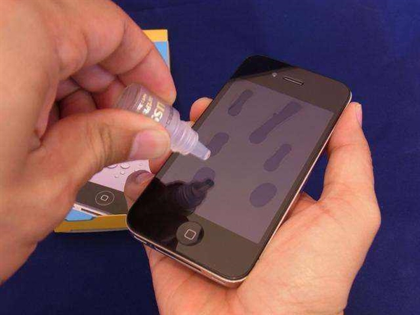 揭秘什么手机膜用久了 点几下就脏